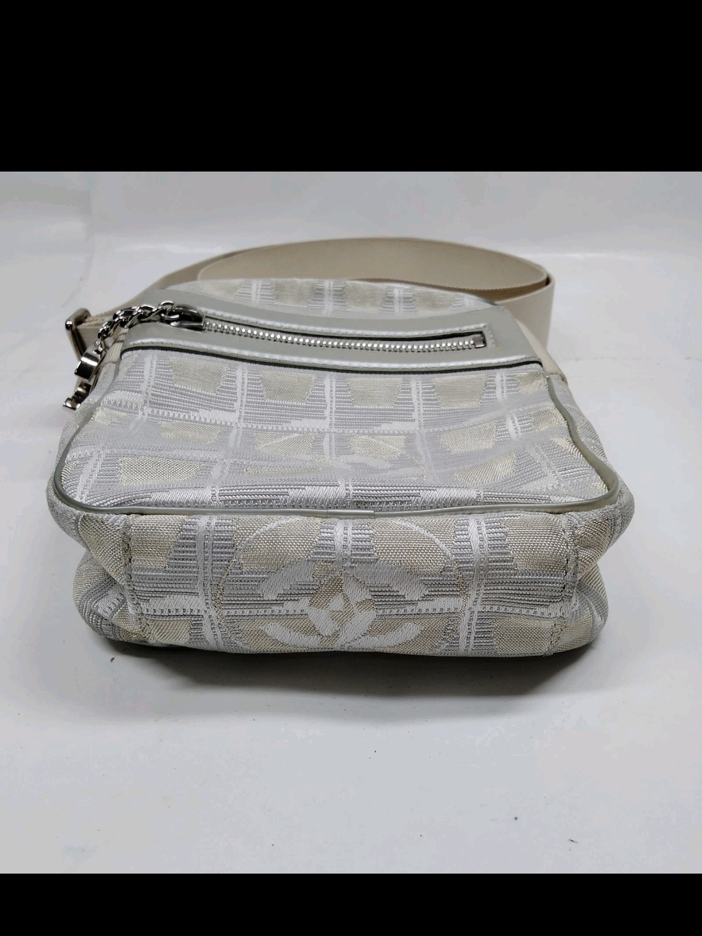 Authentic CHANEL Cream and White Crossbody Camera Bag with CC Charm - Picture 5 of 9